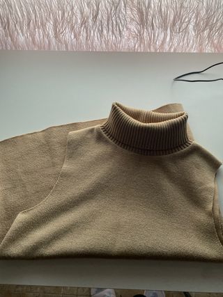 Jersey sin mangas cuello alto beige