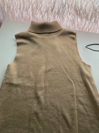 Jersey sin mangas cuello alto beige