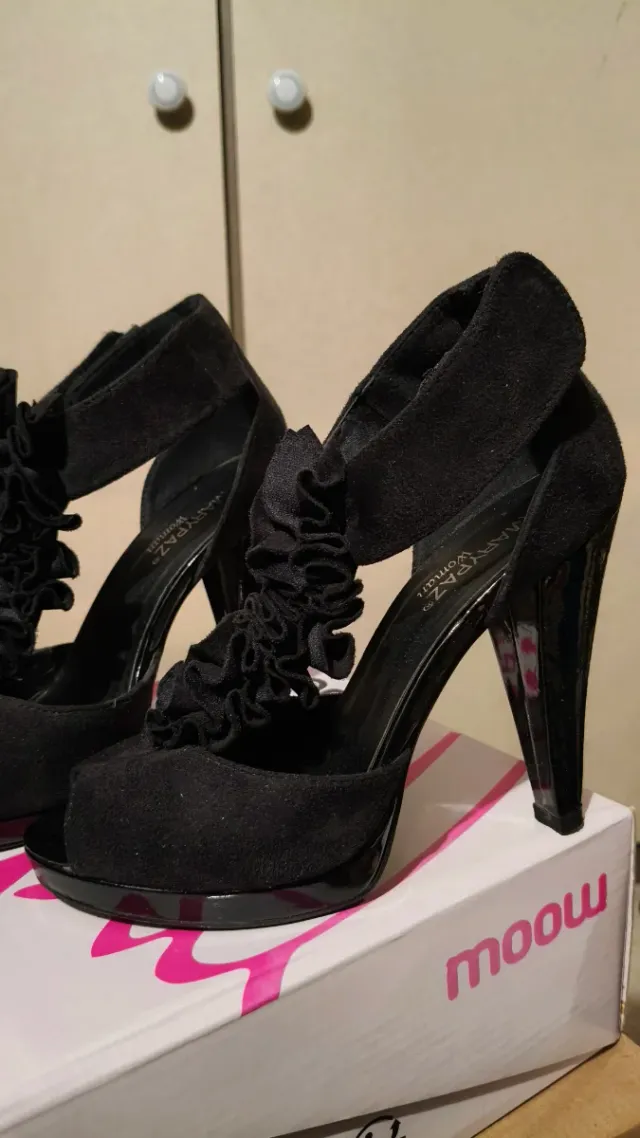 Sandalias tacón Marypaz negras con volantes