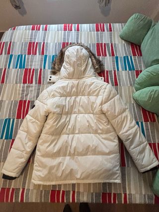 Chaquetón de invierno blanco con capucha.