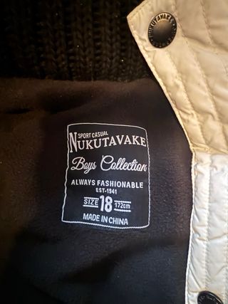 Chaquetón de invierno blanco con capucha.