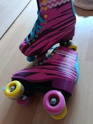 Patines de ruedas rosas y azules