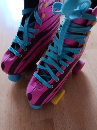 Patines de ruedas rosas y azules