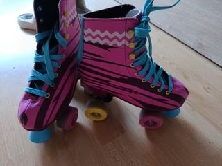 Patines de ruedas rosas y azules