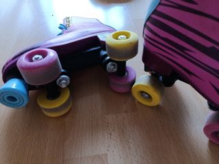 Patines de ruedas rosas y azules