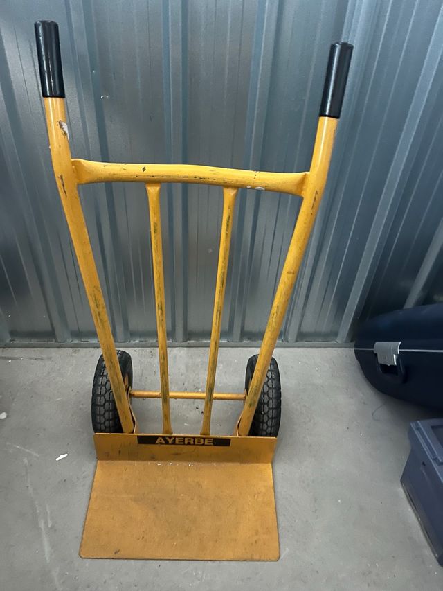 Carretilla de mano amarilla