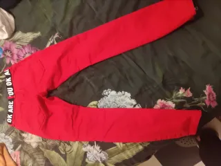 Vaqueros Rojos Desgastados con Cremalleras