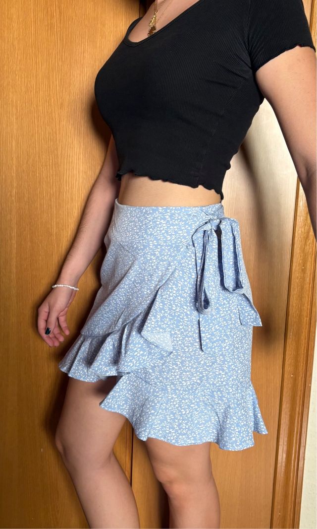 Falda floral azul con volantes
