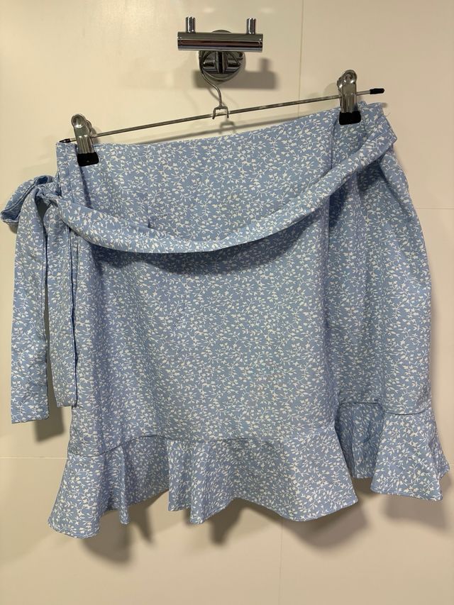 Falda floral azul con volantes