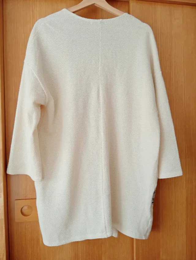 Chaqueta ligera beige con estampado étnico