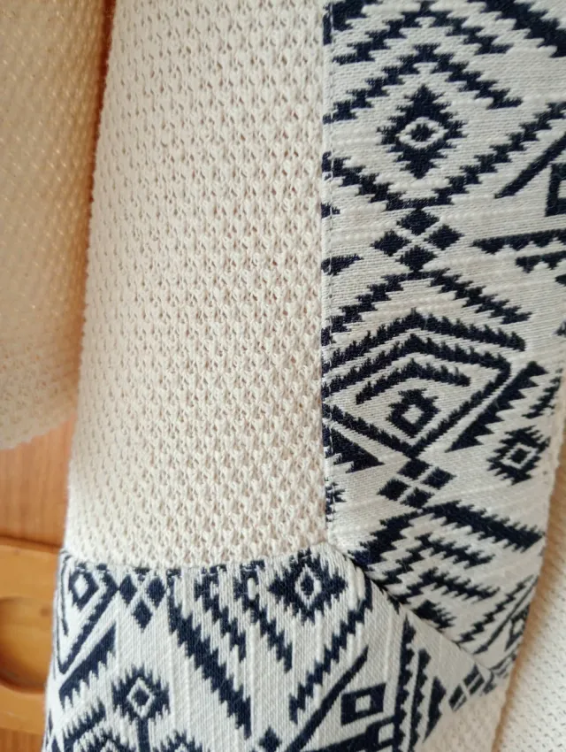 Chaqueta ligera beige con estampado étnico