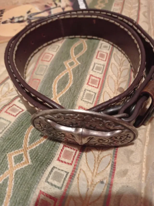 Cinto de couro com fivela de prata Sendra