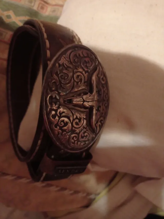 Cinto de couro com fivela de prata Sendra