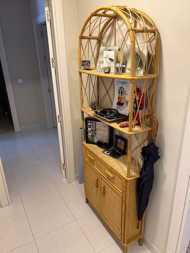 Mueble de mimbre con armario y estantes