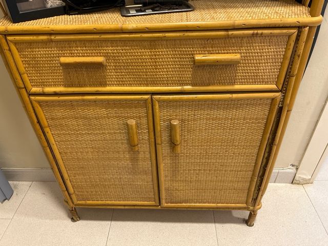 Mueble de mimbre con armario y estantes
