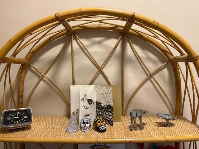 Mueble de mimbre con armario y estantes