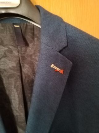 Americana Zara azul con detalles rojos