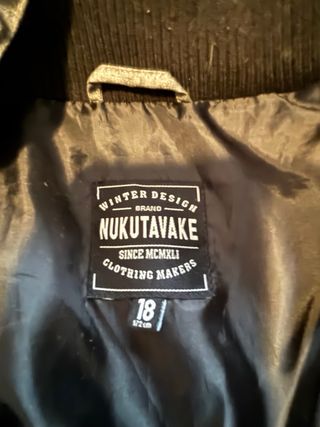 Chaquetón de invierno gris y negro. 