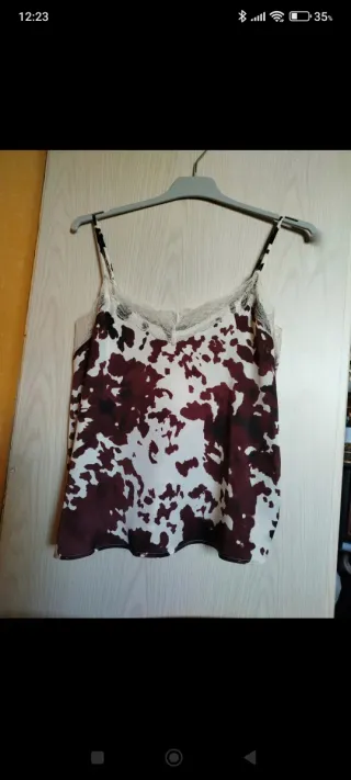 Top lencero satinado estampado animal