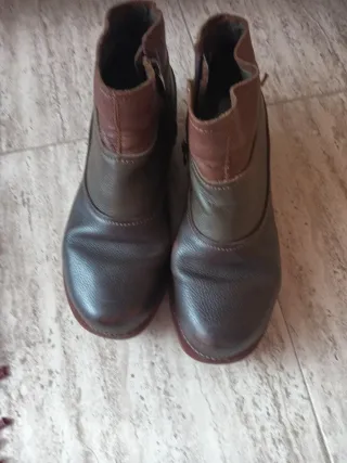 Botas de cuero marrón y verde