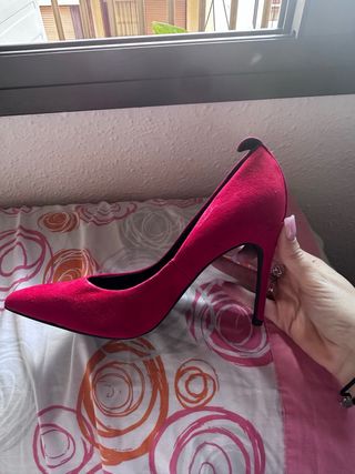 Tacones rojos de ante