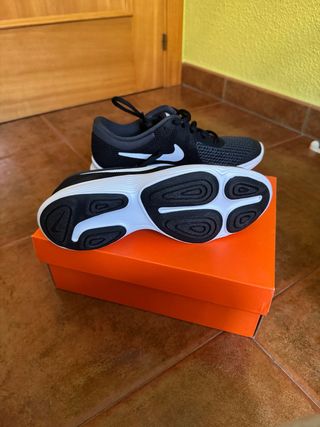 Nike Revolution 4 Negro Blanco Talla 37,5 
