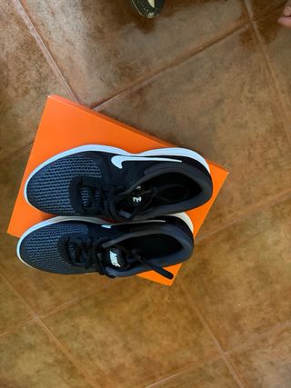Nike Revolution 4 Negro Blanco Talla 37,5 