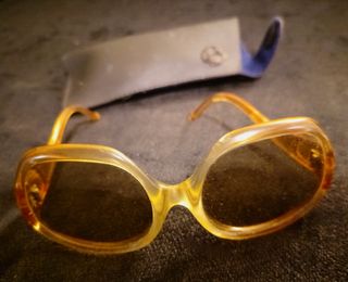 Gafas de sol retro ocre vintage