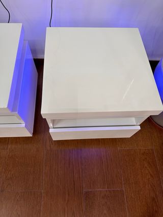 Comodini bianchi con LED blu