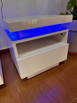 Comodini bianchi con LED blu