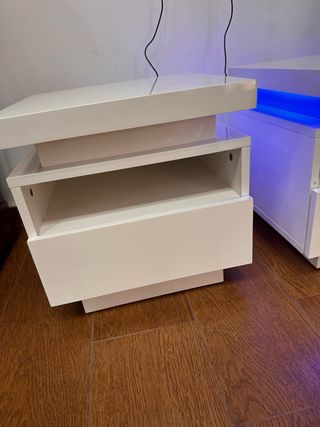 Comodini bianchi con LED blu