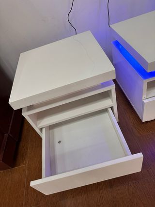 Comodini bianchi con LED blu