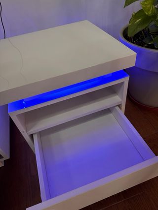 Comodini bianchi con LED blu