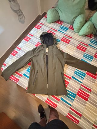 Chaqueta verde con capucha para hombre