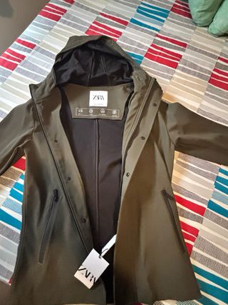 Chaqueta verde con capucha para hombre