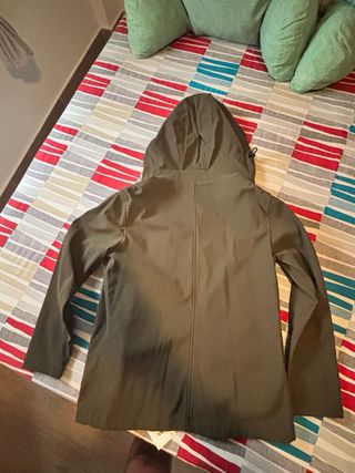 Chaqueta verde con capucha para hombre