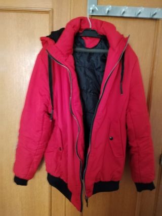 Cazadora de invierno con capucha