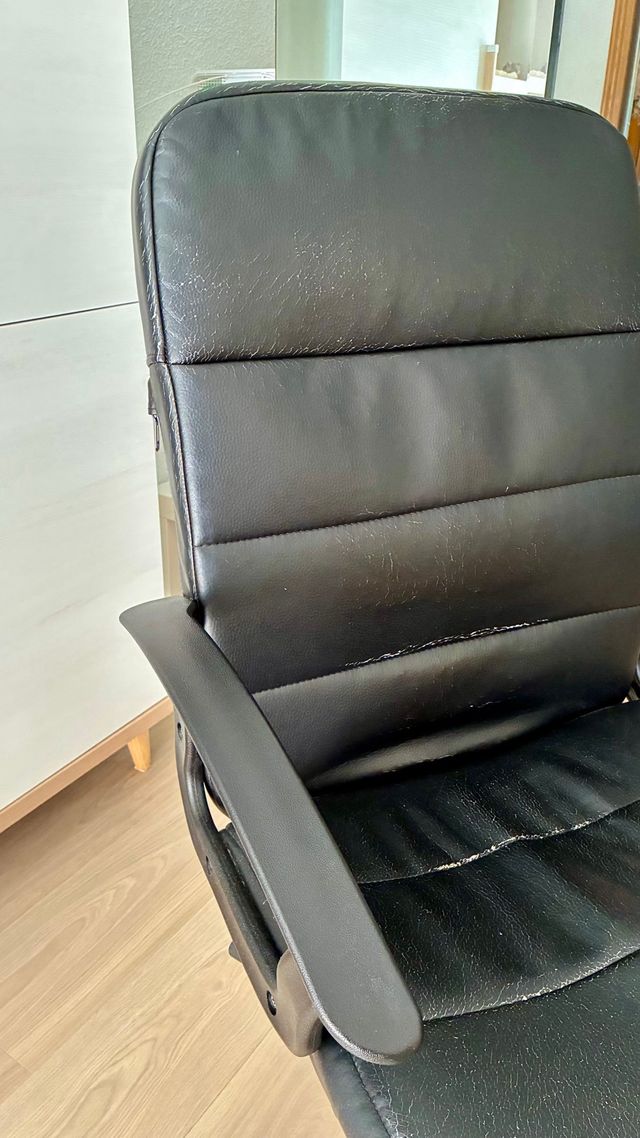 Silla de escritorio negra con altura ajustable.