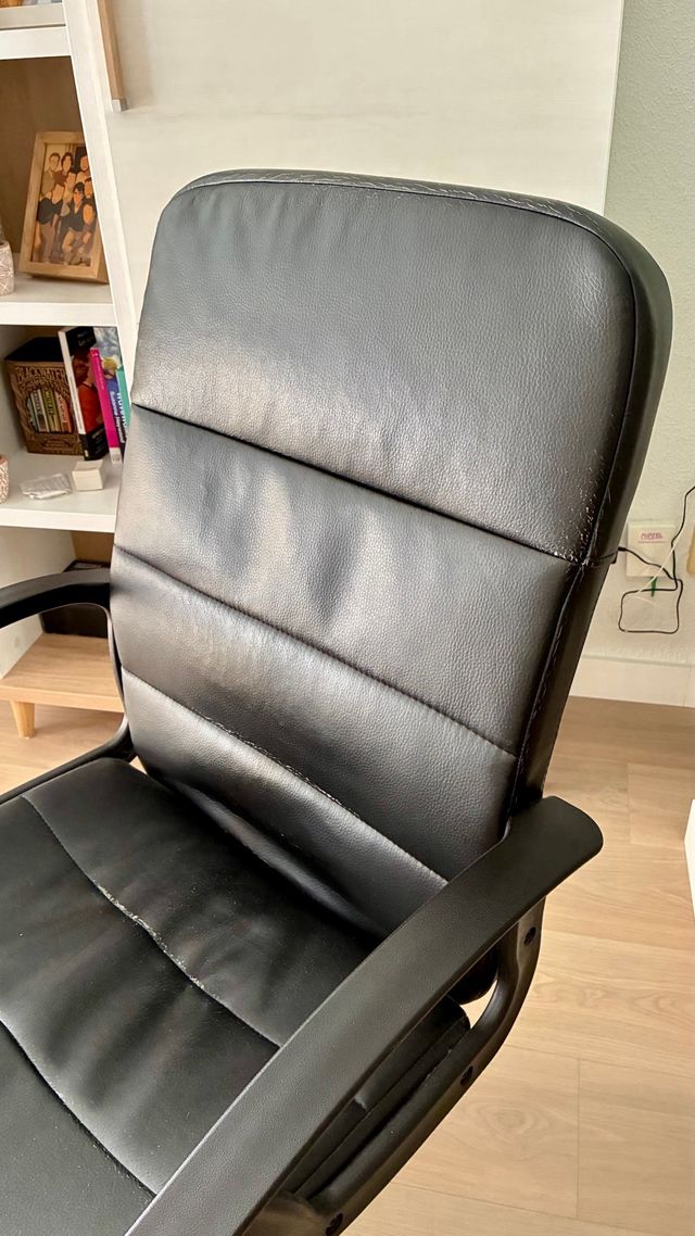 Silla de escritorio negra con altura ajustable.