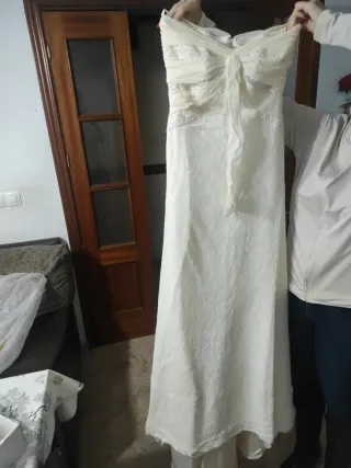 Traje de Novia Sirena Talla 40
Con velo y cancán.