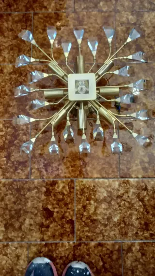 Lampadario in metallo e vetro dorato