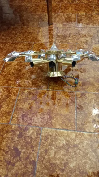 Lampadario in metallo e vetro dorato