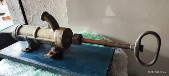 Bomba de agua manual NAUTICA de bronce SIGLO XIX