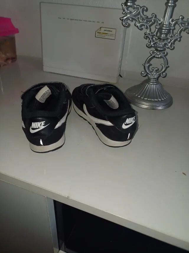 Zapatillas Nike Bebé Negro/Blanco talla 27