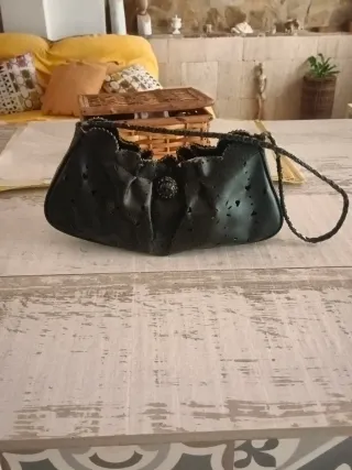 Bolsito de piel negro