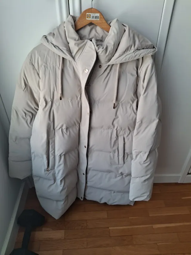 Abrigo largo beige con capucha