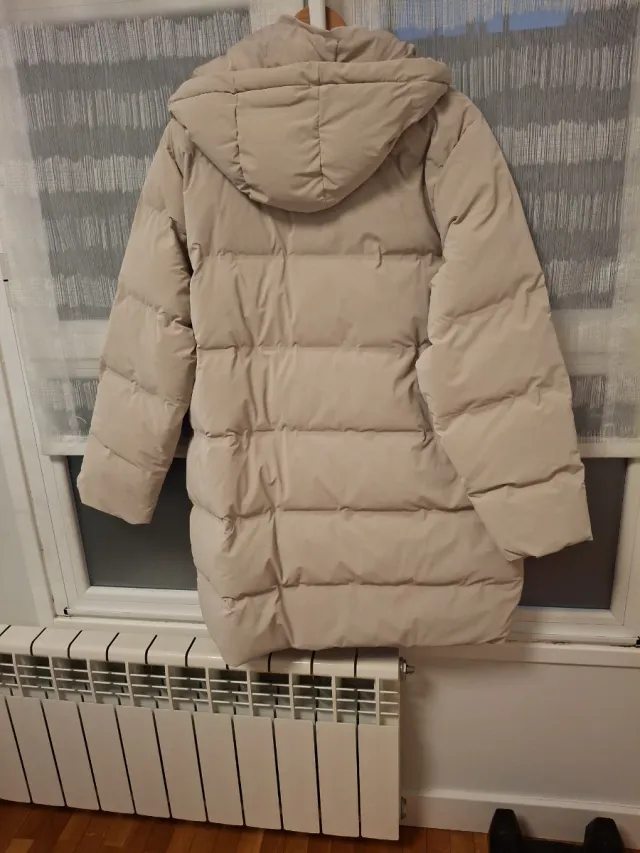 Abrigo largo beige con capucha