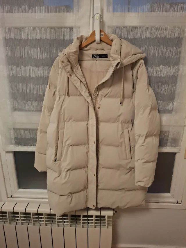 Abrigo largo beige con capucha