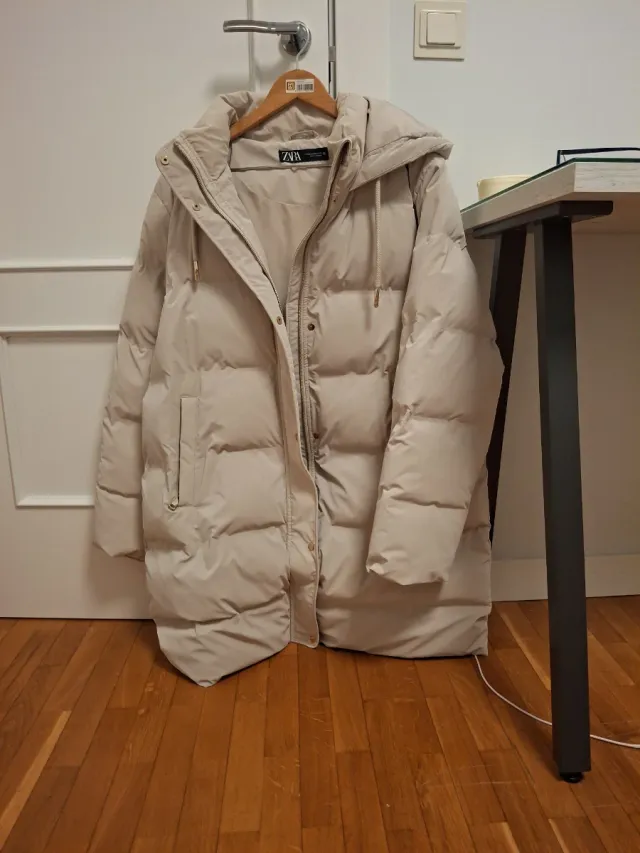 Abrigo largo beige con capucha