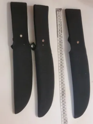  16Foderi per coltelli in tessuto e pelle